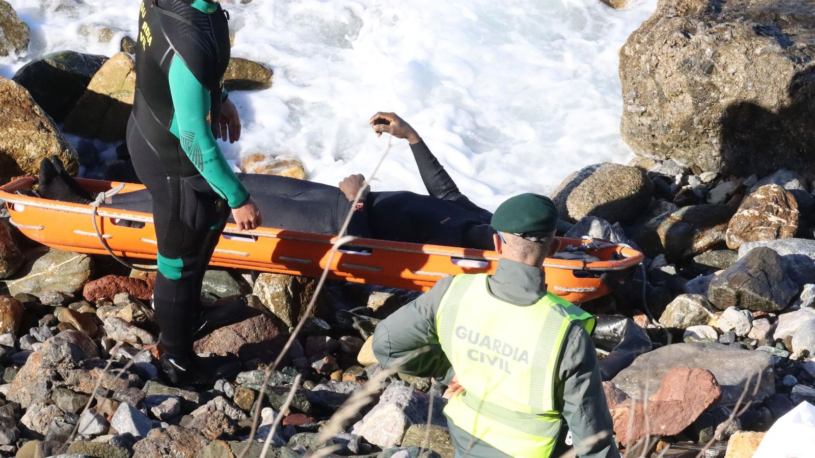 La Guardia Civil recuperando en Benzú el cuerpo sin vida de un migrante este miércoles.