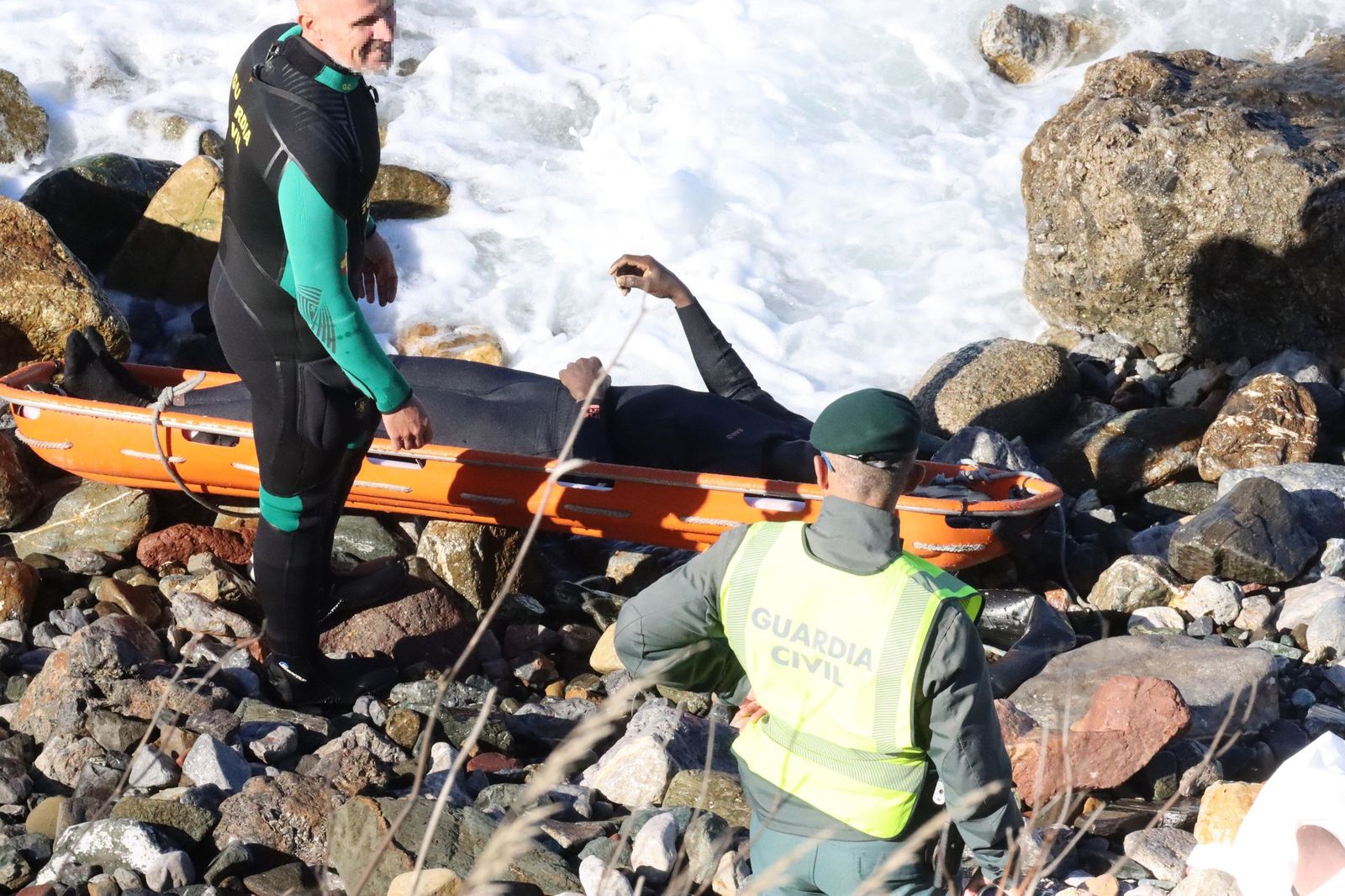 La Guardia Civil recuperando en Benzú el cuerpo sin vida del migrante