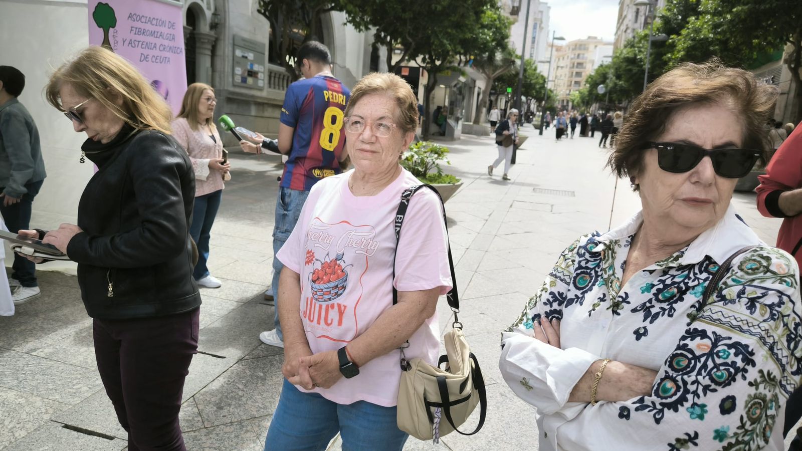 La presidenta de ACMUMA, Hilda Castro, acudió a la lectura del manifiesto de la Asociación de Fibromialgia de Ceuta