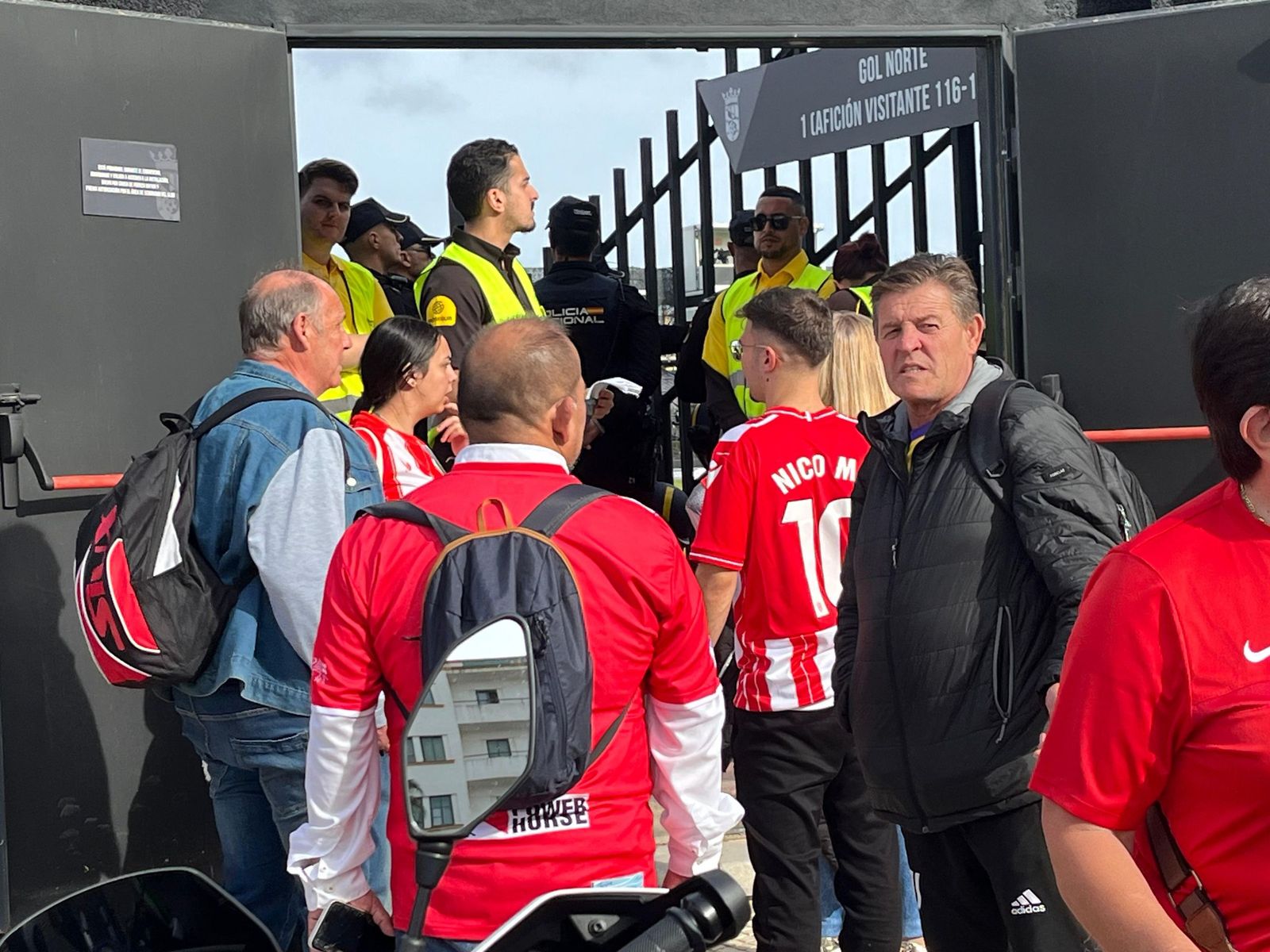Gran 'ambientazo' en la previa del partido con las aficiones entregadas a sus respectivos equipos