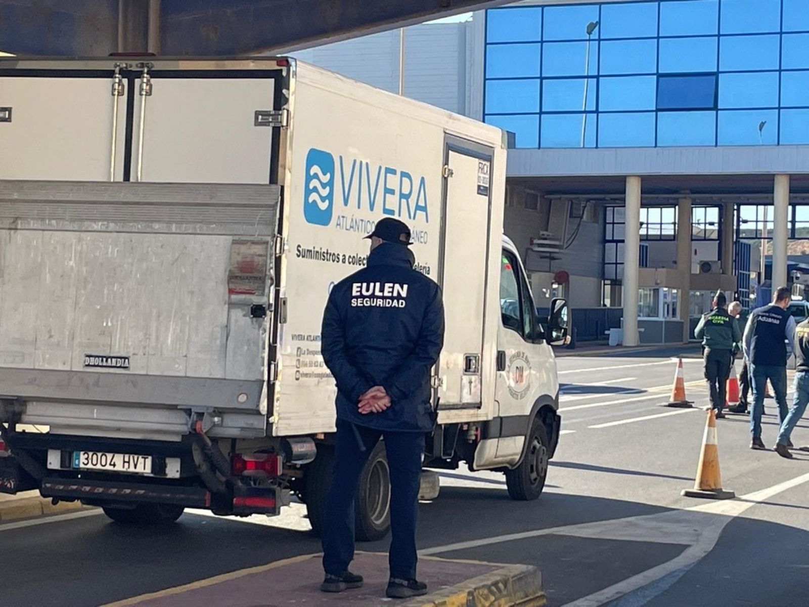 El camión de Vivera hace unos días tratando de cruzar a Marruecos con mercancía desde Ceuta. / FOTO REDUAN