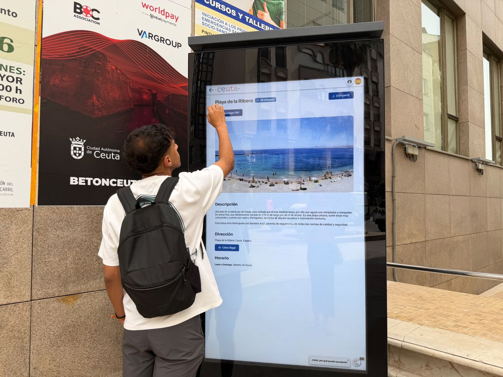 La inteligencia artificial guía al visitante por Ceuta a través de los nuevos tótems turísticos