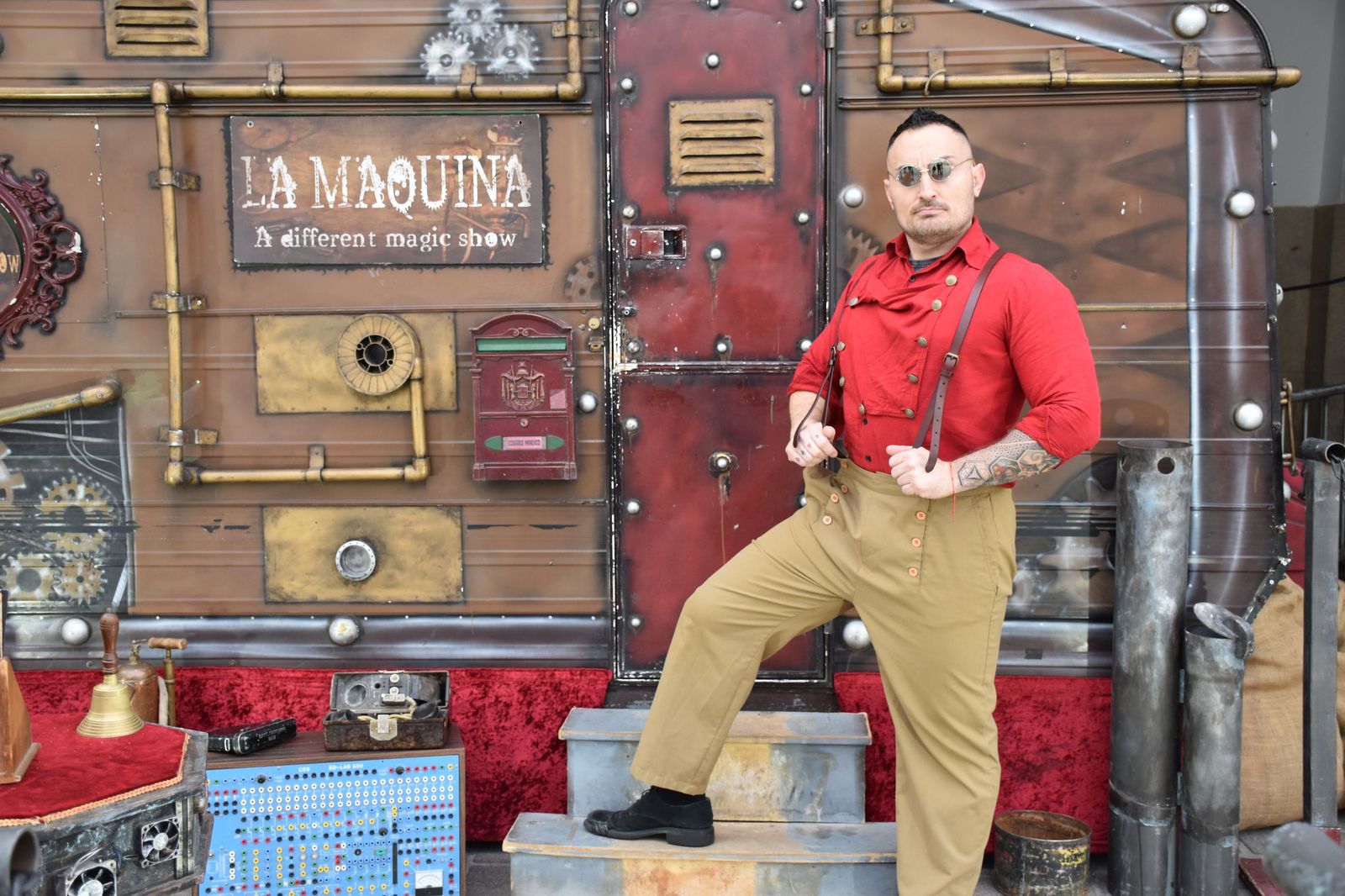 Héctor SanSegundo posa ante su teatro ambulante