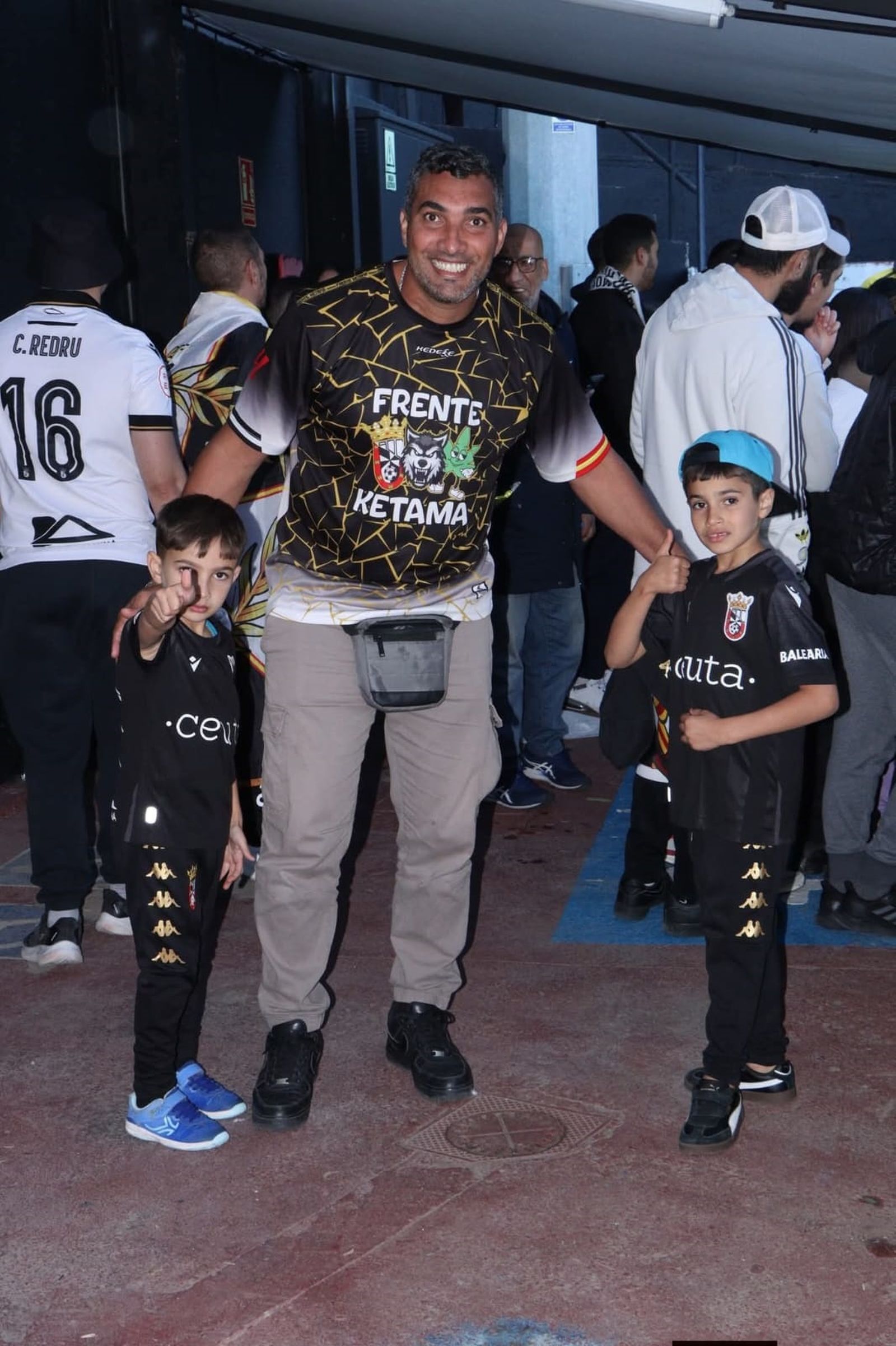 Benaisa junto a sus hijos en el estadio Alfonso Murube para disfrutar de la AD Ceuta