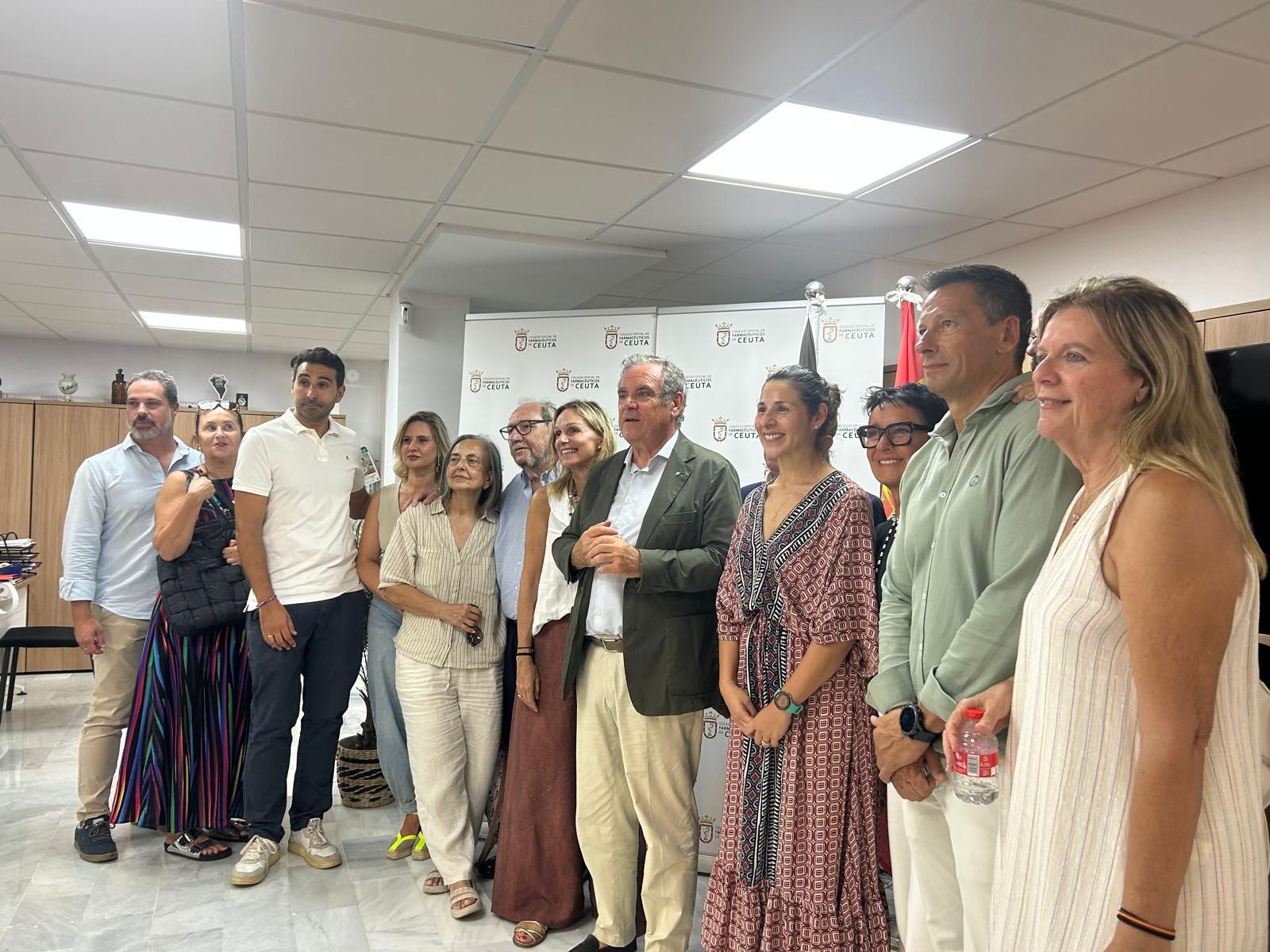 Miembros del Consejo General de Colegios Farmacéuticos durante su visita a Ceuta junto a colegiados de la ciudad