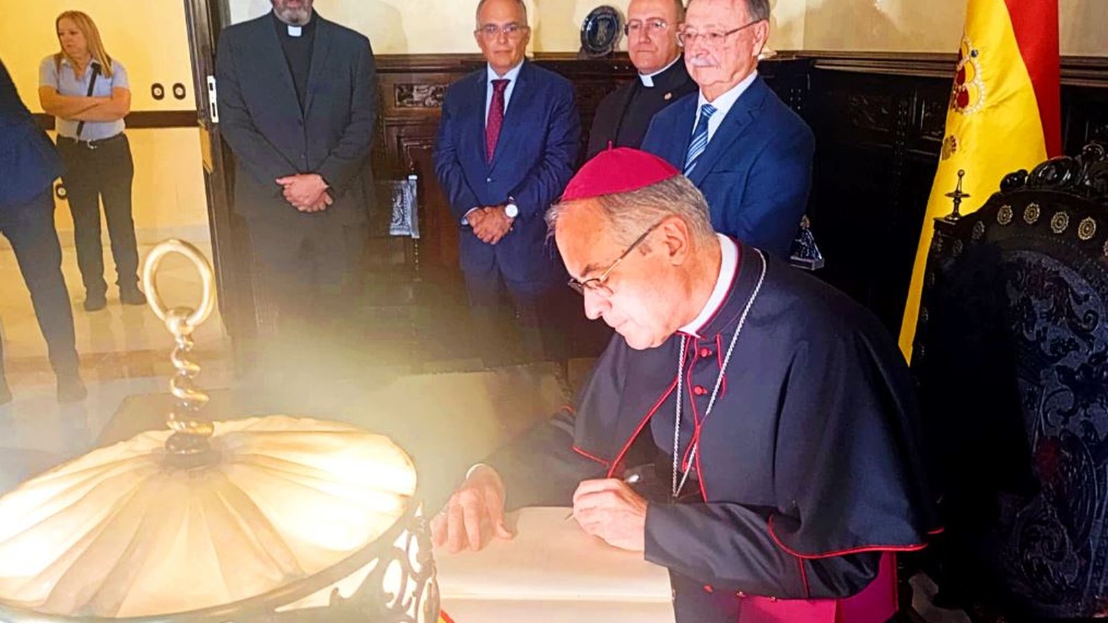 El arzobispo castrense firma en el Libro de Oro de la Ciudad