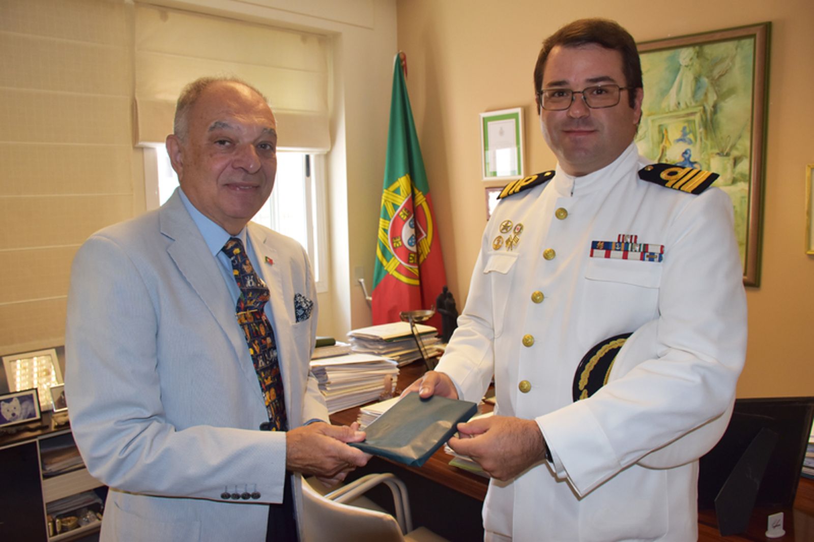 El cónsul recibe un obsequio de parte del capitán del NRP Zarco. / FOTO NICOL´S