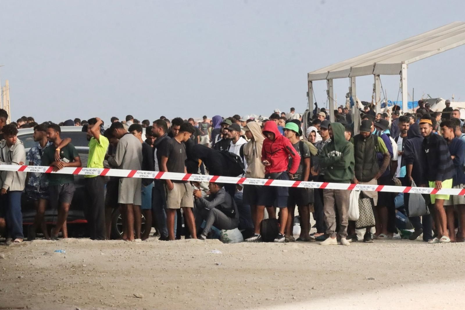 Imagen de los migrantes trasladados hoy por el dispositivo policial