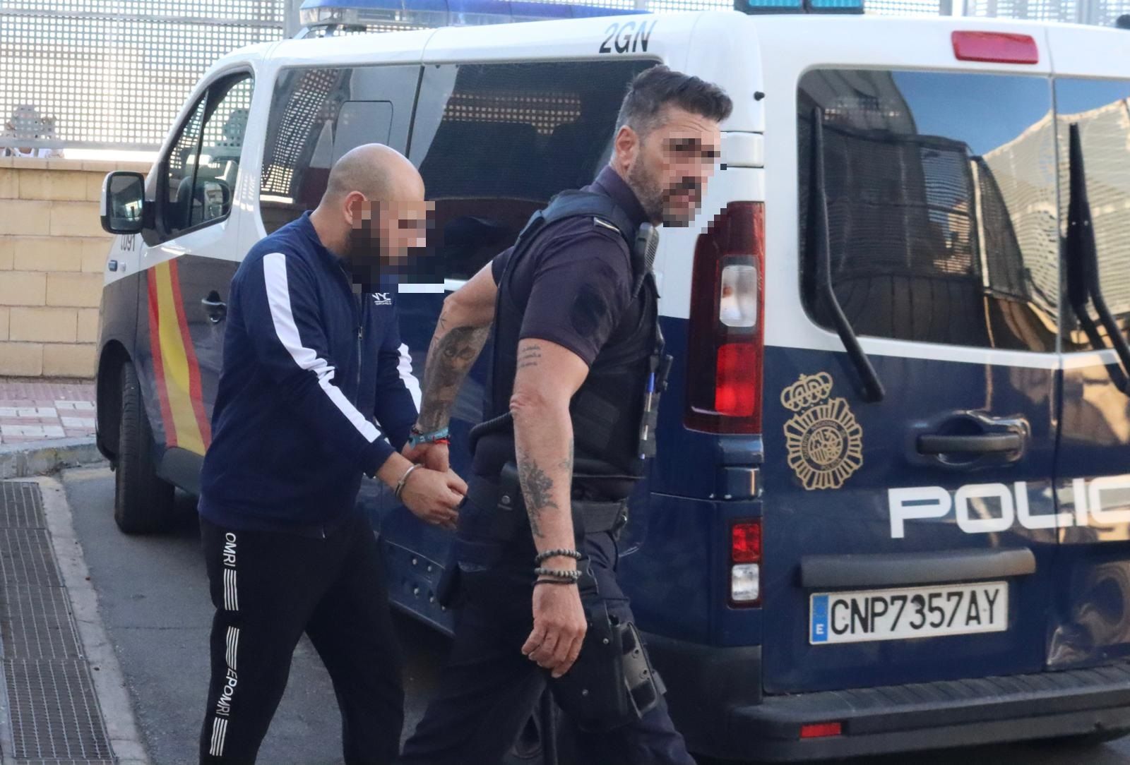 Los tres detenidos por la muerte del recién nacido vuelven a los Juzgados desde los calabozos