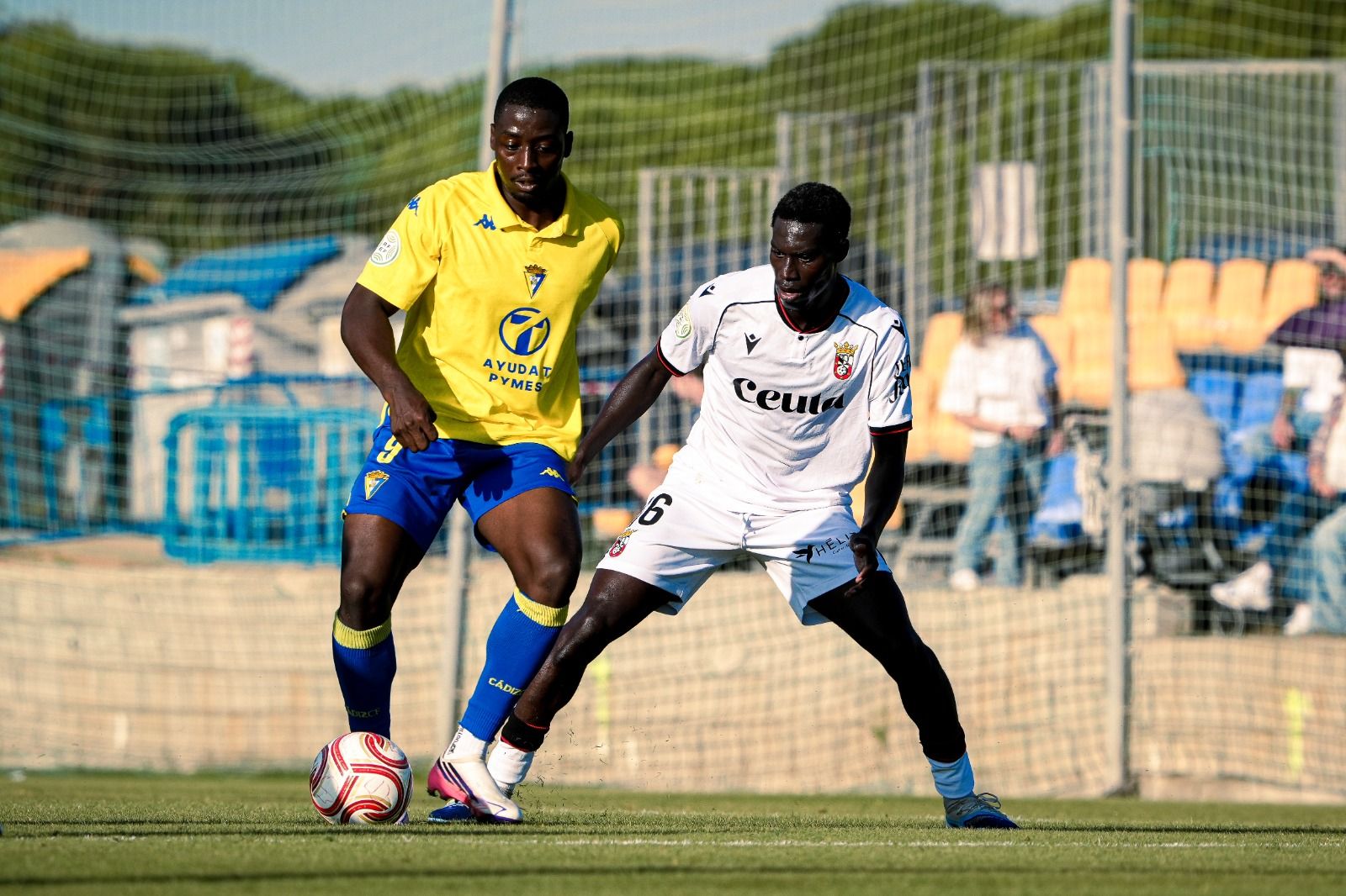 Un lance de juego entre futbolistas de las canteras gaditana y caballa