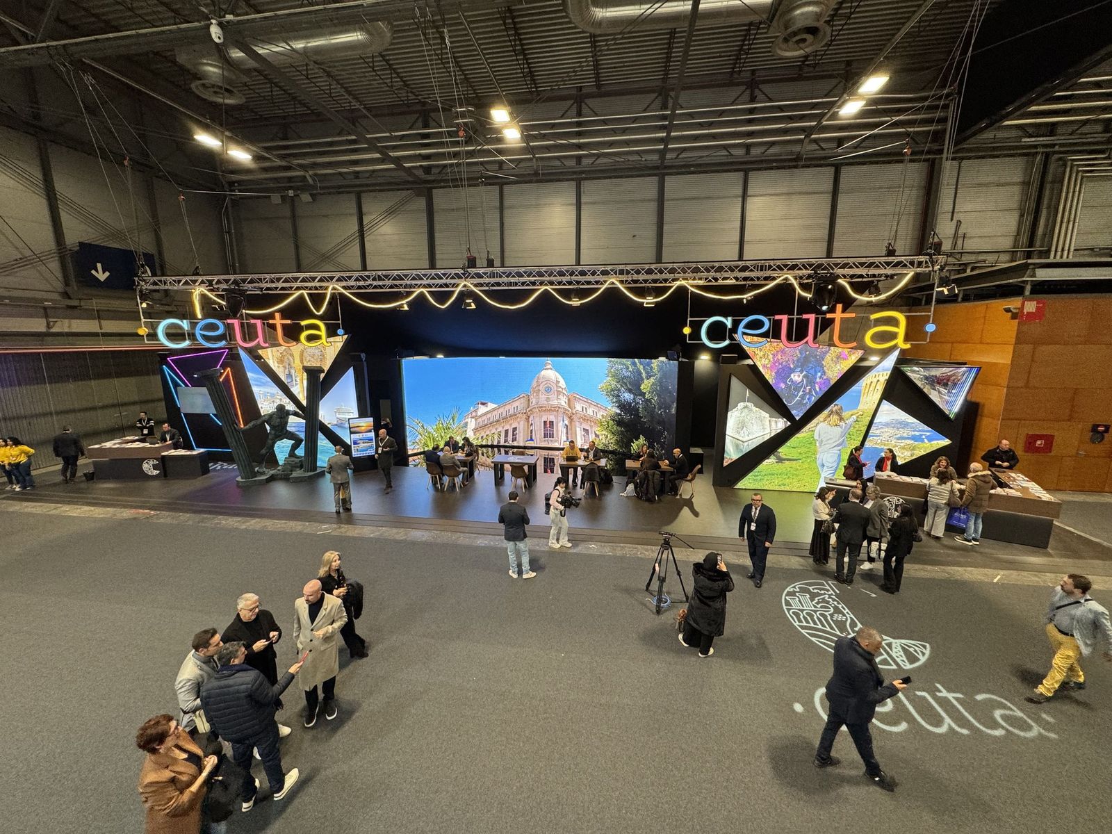 Ceuta inicia su participación en FITUR asistiendo al homenaje a las víctimas de Adamuz en el stand de Andalucía