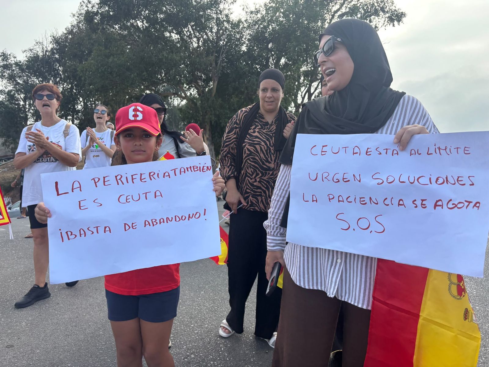 “No nos mires, únete”: una pacífica pero discreta manifestación por la periferia