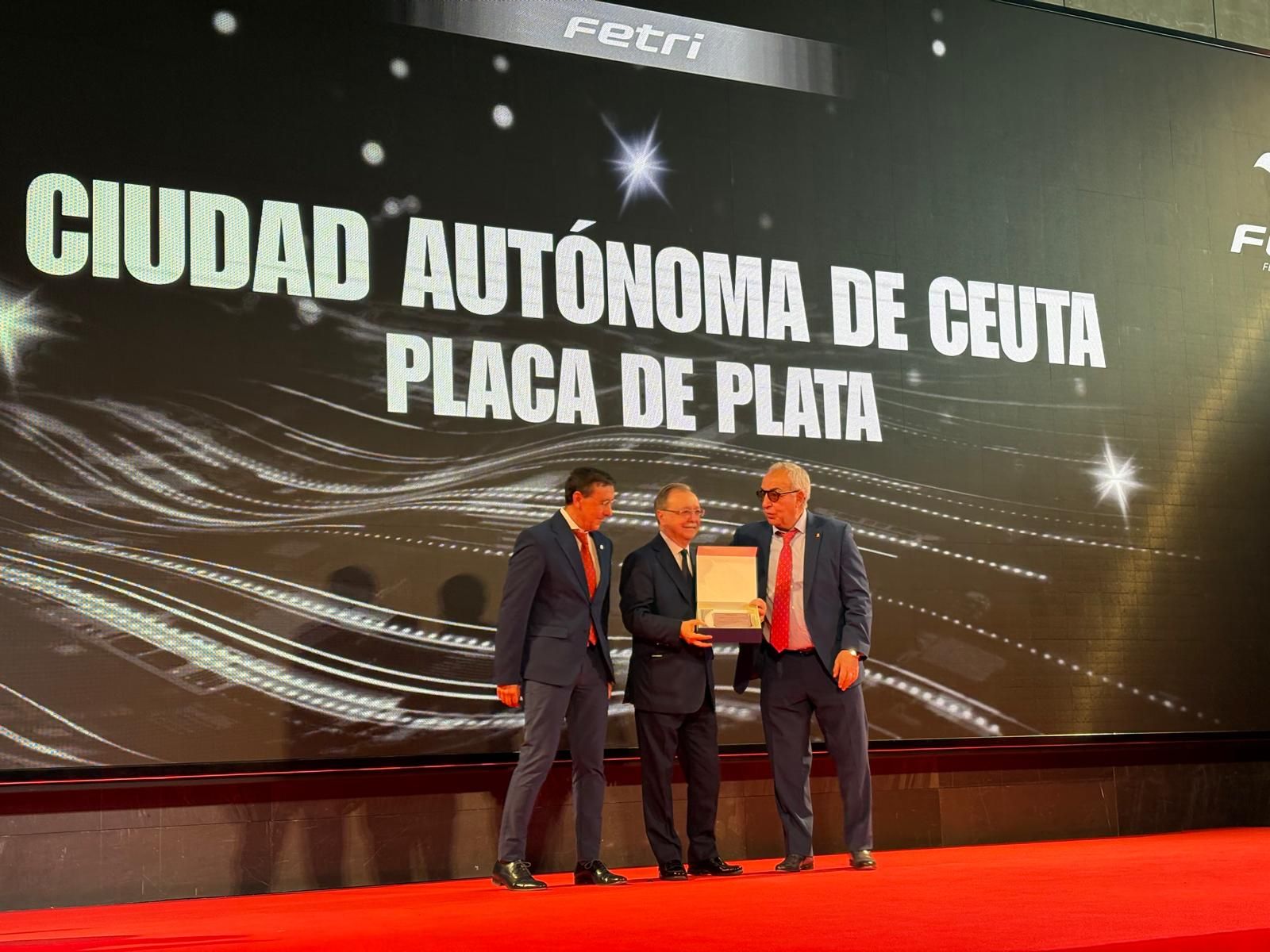 Ceuta recibe la Placa de Plata de la Federación Española de Triatlón en reconocimiento a su impulso al deporte