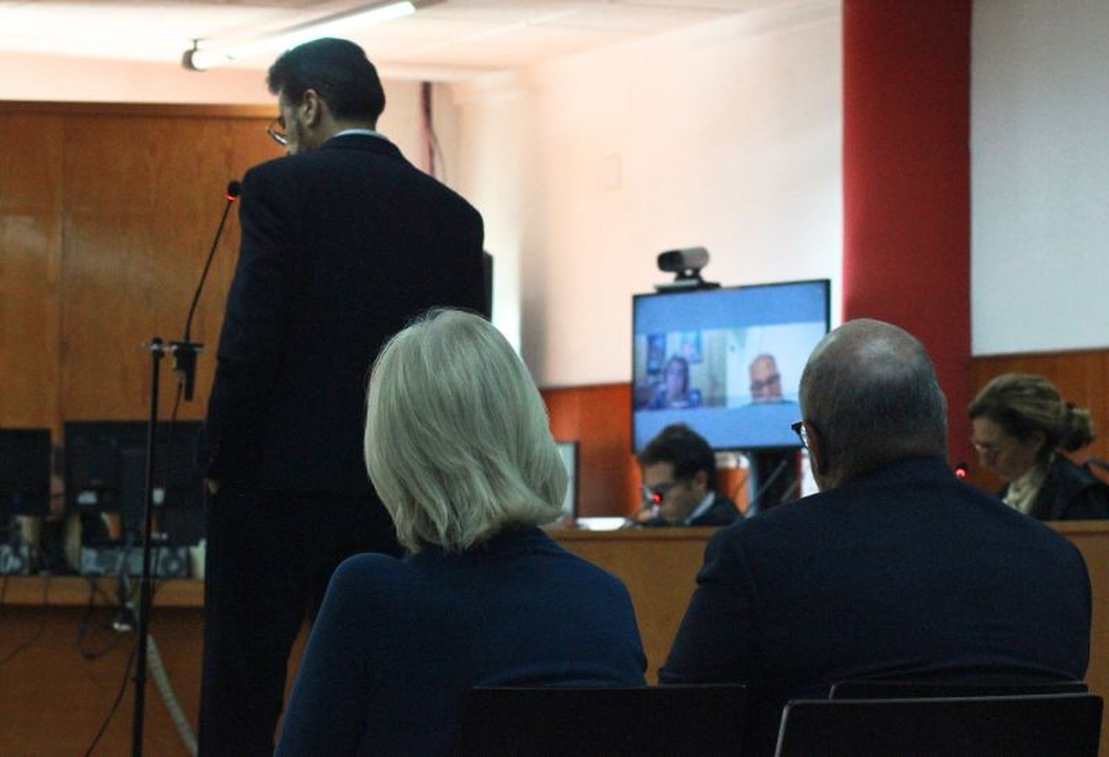 Los acusados durante la prueba pericial.