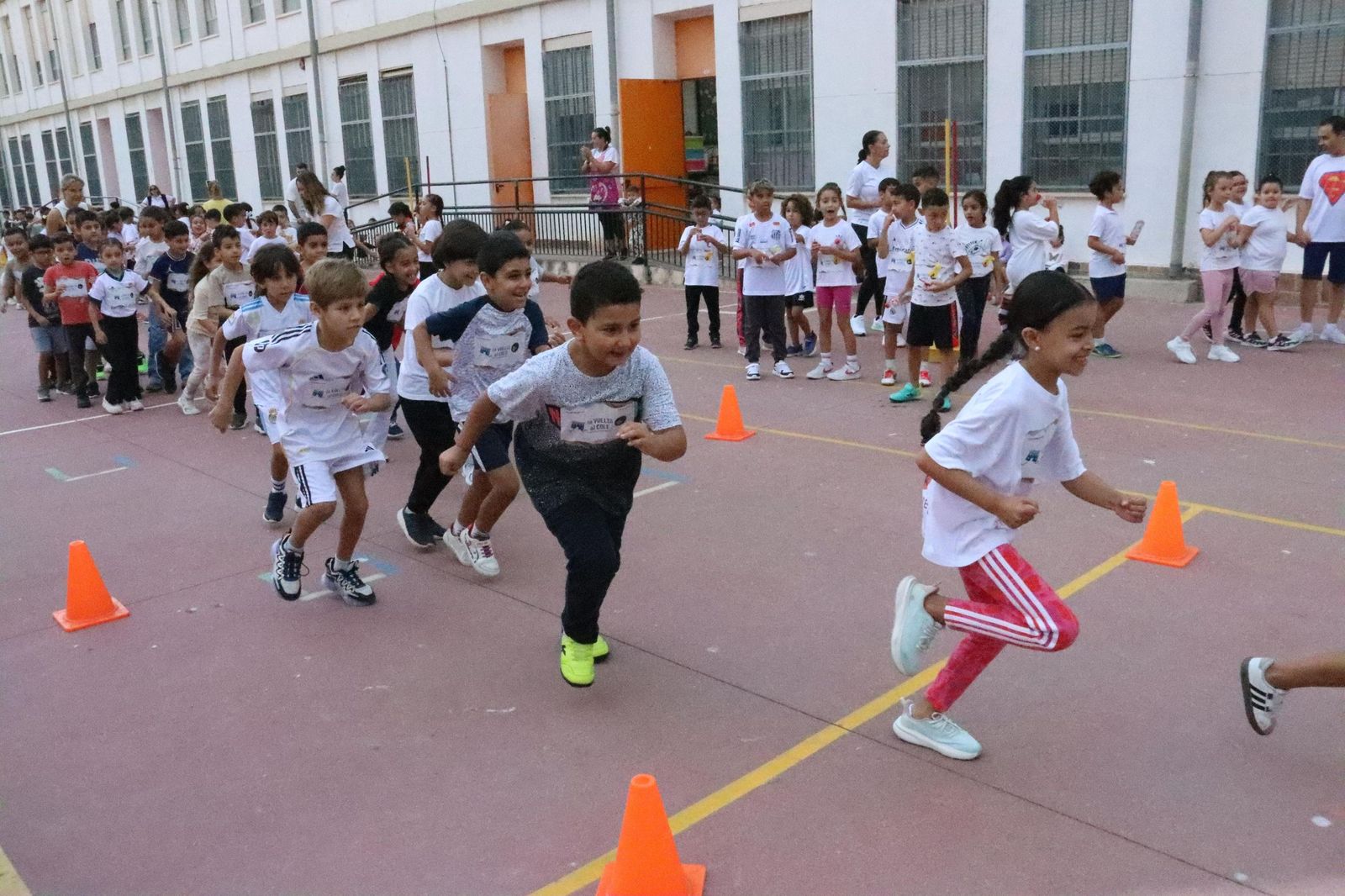 FOTOGALERÍA | Así vivieron “La Vuelta al Cole contra la leucemia infantil” en el CEIP Maestro José Acosta