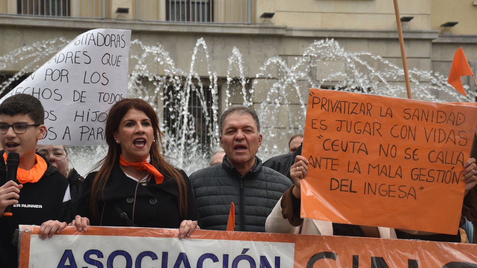 La presidenta de la Asociación TDAH, Holaya Abdel-lah, y el presidente del Sindicato Médico, Enrique Roviralta, durante la manifestación por una sanidad de calidad celebrada este miércoles
