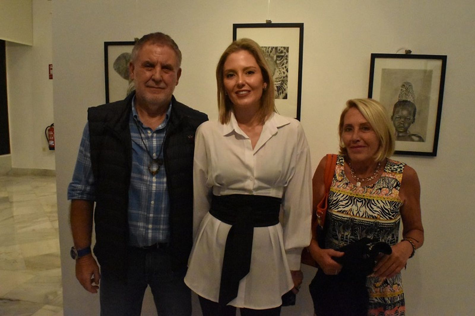 José Manuel Ávila posa junto a su hija, Sandra Ávila, y su madre, Juani Carmona, en la inauguración de una exposición de Sandra. / FOTO NICOL´S