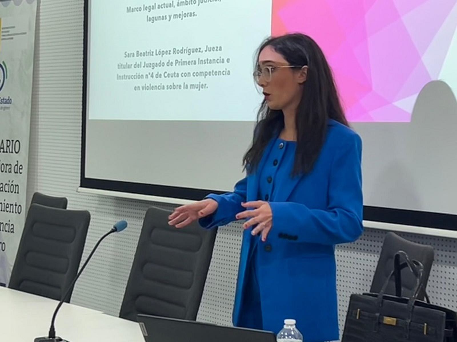 Sara López este jueves en la sala de conferencias de la Biblioteca Pública Adolfo Suárez. / FOTO G.S.