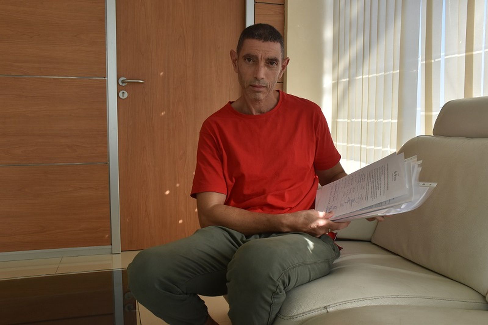 El médico del HUCE Abdeselam Buyema sostiene la hoja de firmas para pedir apoyos por Palestina