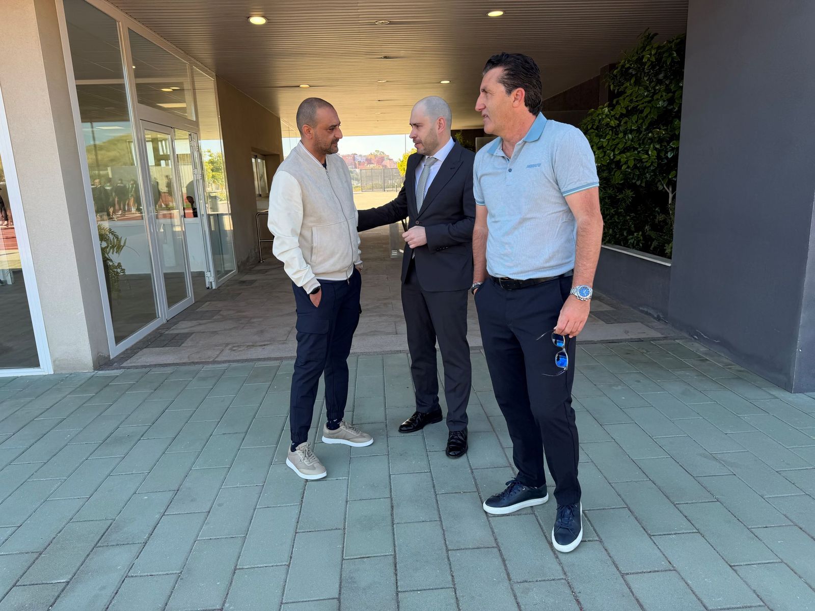 Triano saludando a Luhay Hamido y a Villegas