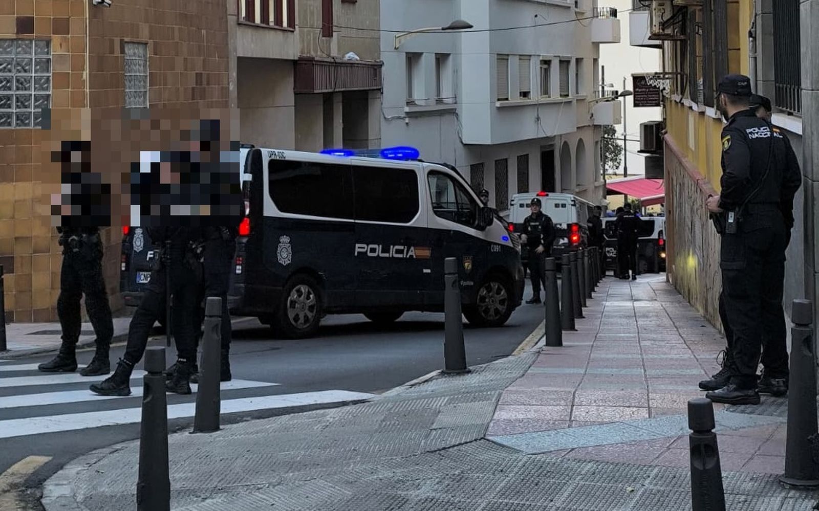 Los detenidos a su salida de los juzgados en la mañana de este jueves