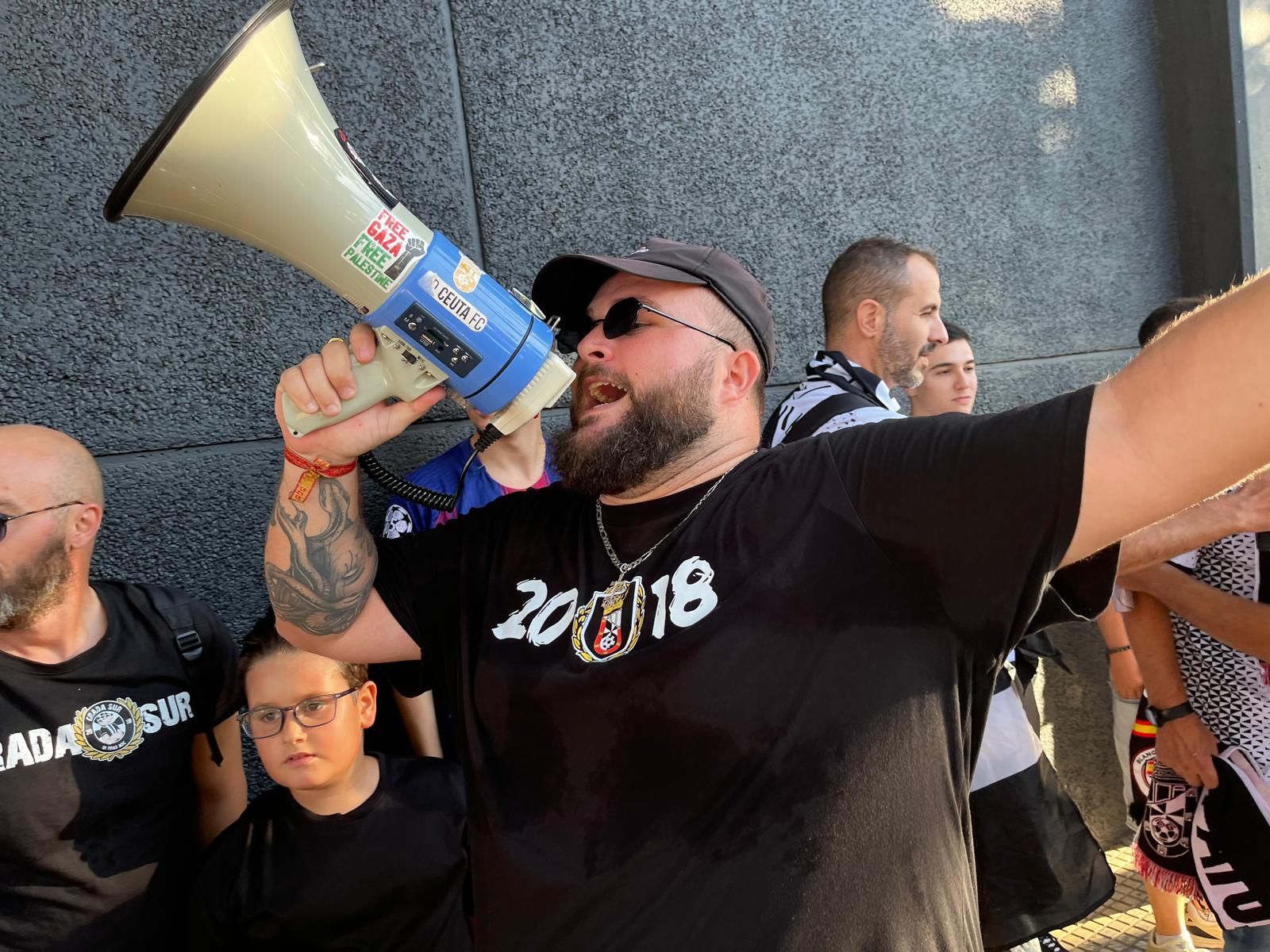 ‘Corteo’ de los ceutíes para animar a su equipo cerca del ‘Murube’ ‘Corteo’ de los ceutíes para animar a su equipo cerca del ‘Murube’
