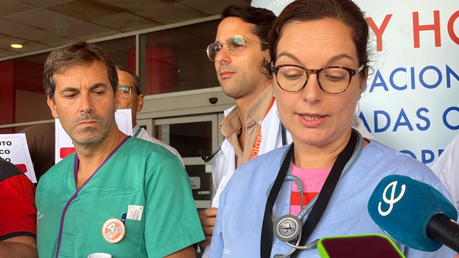La neumóloga del HUCE Cintia Merinas lee el manifiesto de la CESM, convocante de la huelga nacional, durante la concentración a las puertas del hospital