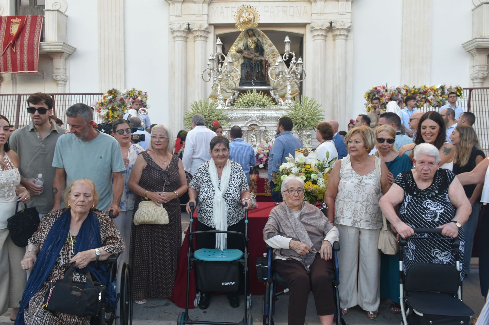 Los ceutíes vuelven a encontrarse con su Madre entre flores, esperanza y lágrimas contenidas