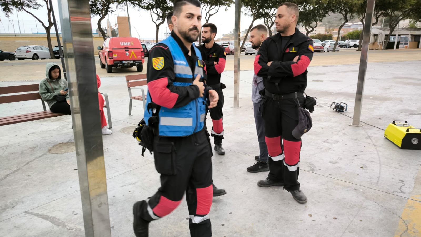 Antes de las nueve de la mañana de este miércoles, todas las miradas estaban puestas en el parque Juan Carlos I (recinto ferial), donde se realizaba el primero de los simulacros, en este caso de control de masas, donde se simulaba un accidente de aéreo de helicóptero, participando unos 50 actores de la Escuela de Arte de Ceuta