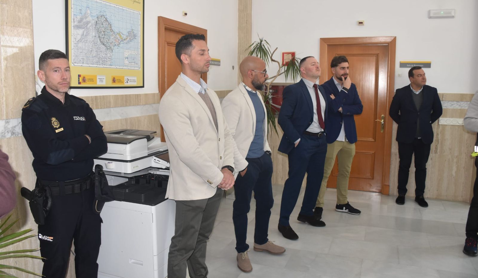 Miembros de la delegación del Gobierno asistentes a la comparecencia de este martes.