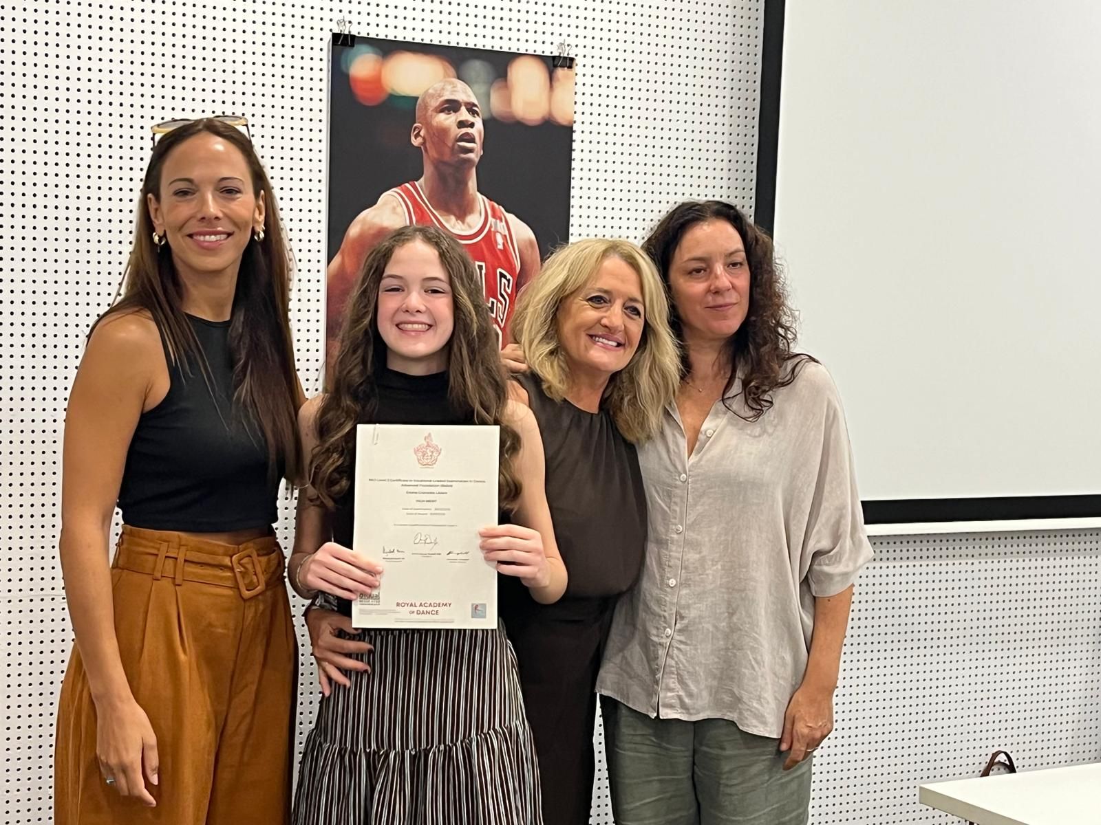 La Royal Academy of Dance entrega los diplomas a las alumnas de la Escuela de Rosa Founaud