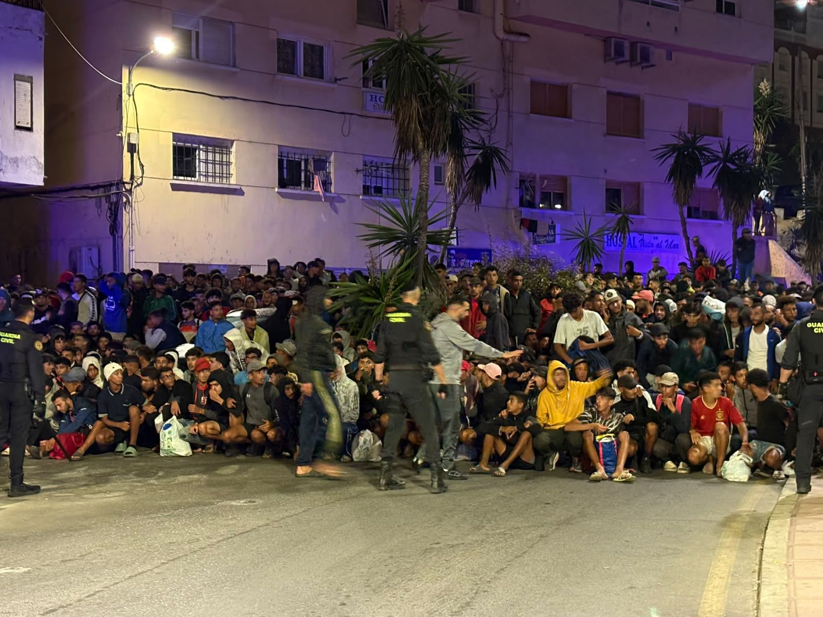 Comienza el traslado de los migrantes de Benítez y el Trampolín al centro temporal del puerto