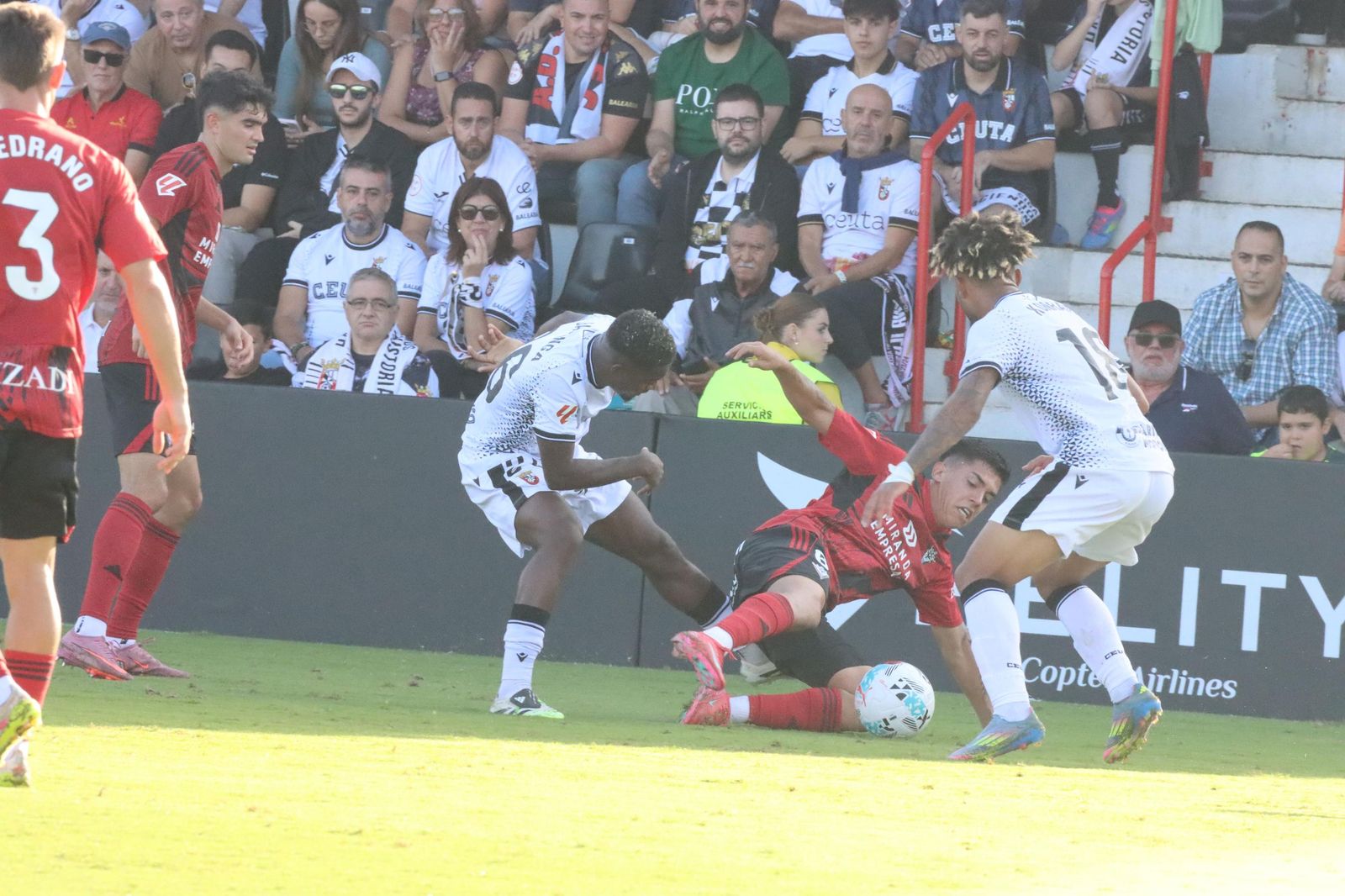 El Ceuta pone la directa ante el Mirandés: resumen en fotos