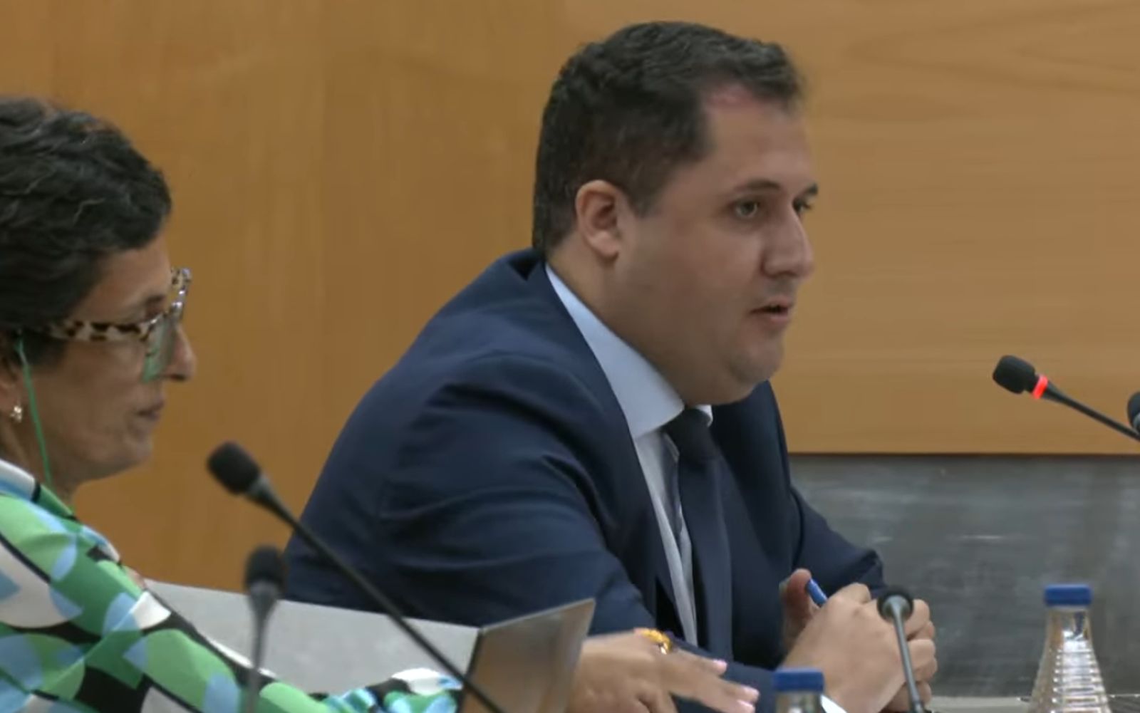 Alejandro Ramírez, consejero de Medio Ambiente, Servicios Urbanos y Vivienda, durante la sesión plenaria de este miércoles
