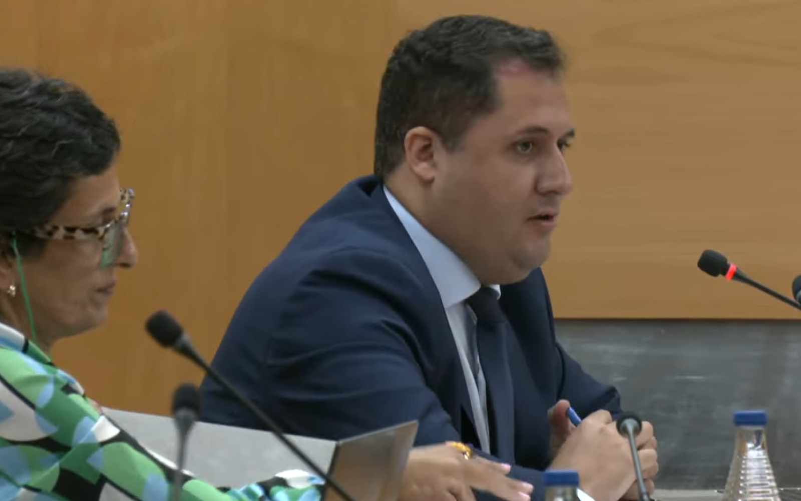 Alejandro Ramírez, consejero de Medio Ambiente, Servicios Urbanos y Vivienda, durante la sesión plenaria de este miércoles