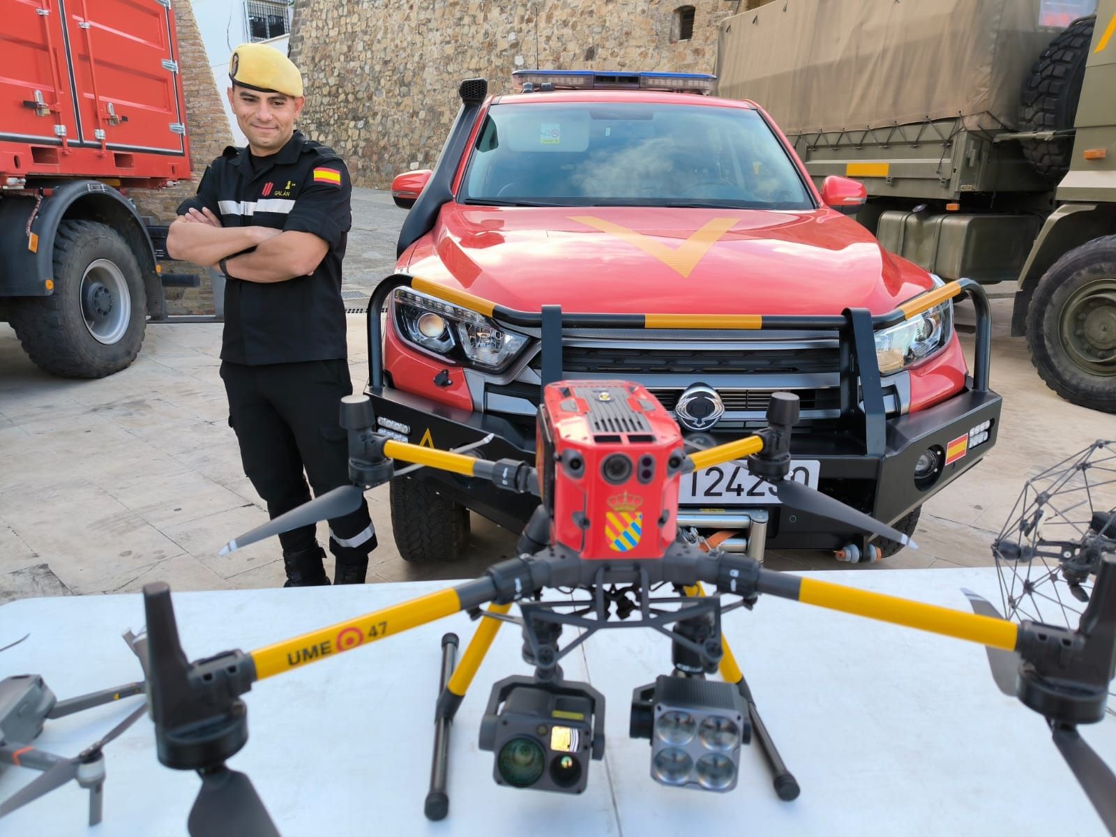 Un militar de la UME, junto a un dron utilizado por la unidad y exhibido en las Murallas Reales