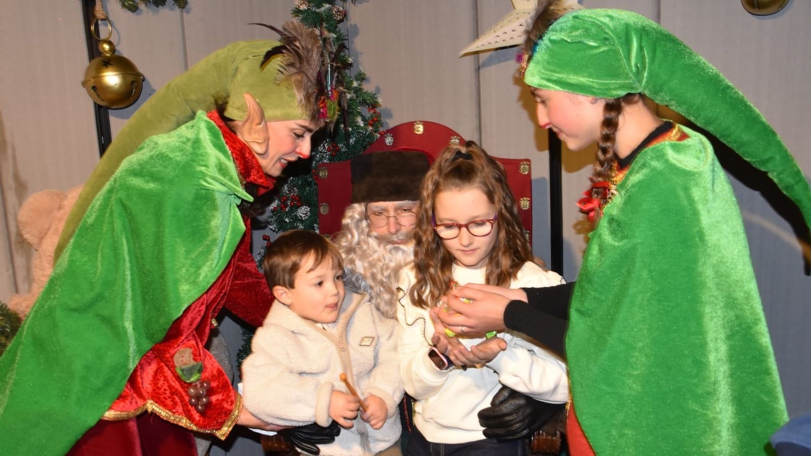 Tarde mágica y llena de ilusión en la plaza Nelson Mandela con la Casa de Papa Noel y 'La Polvoroná'