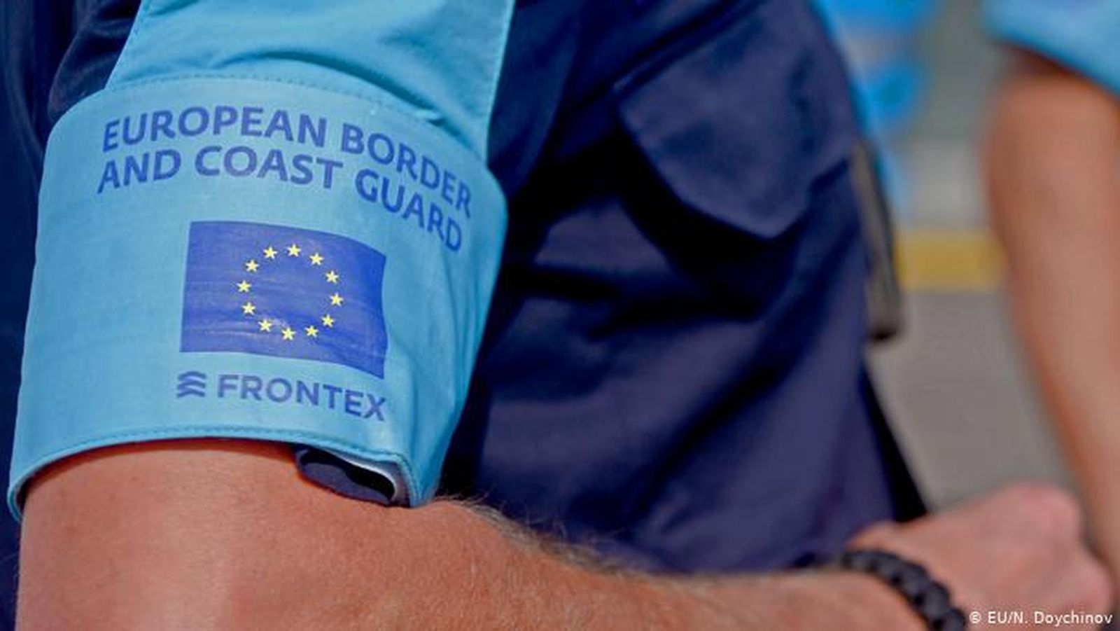 Agente con el logo de FRONTEX / Archivo