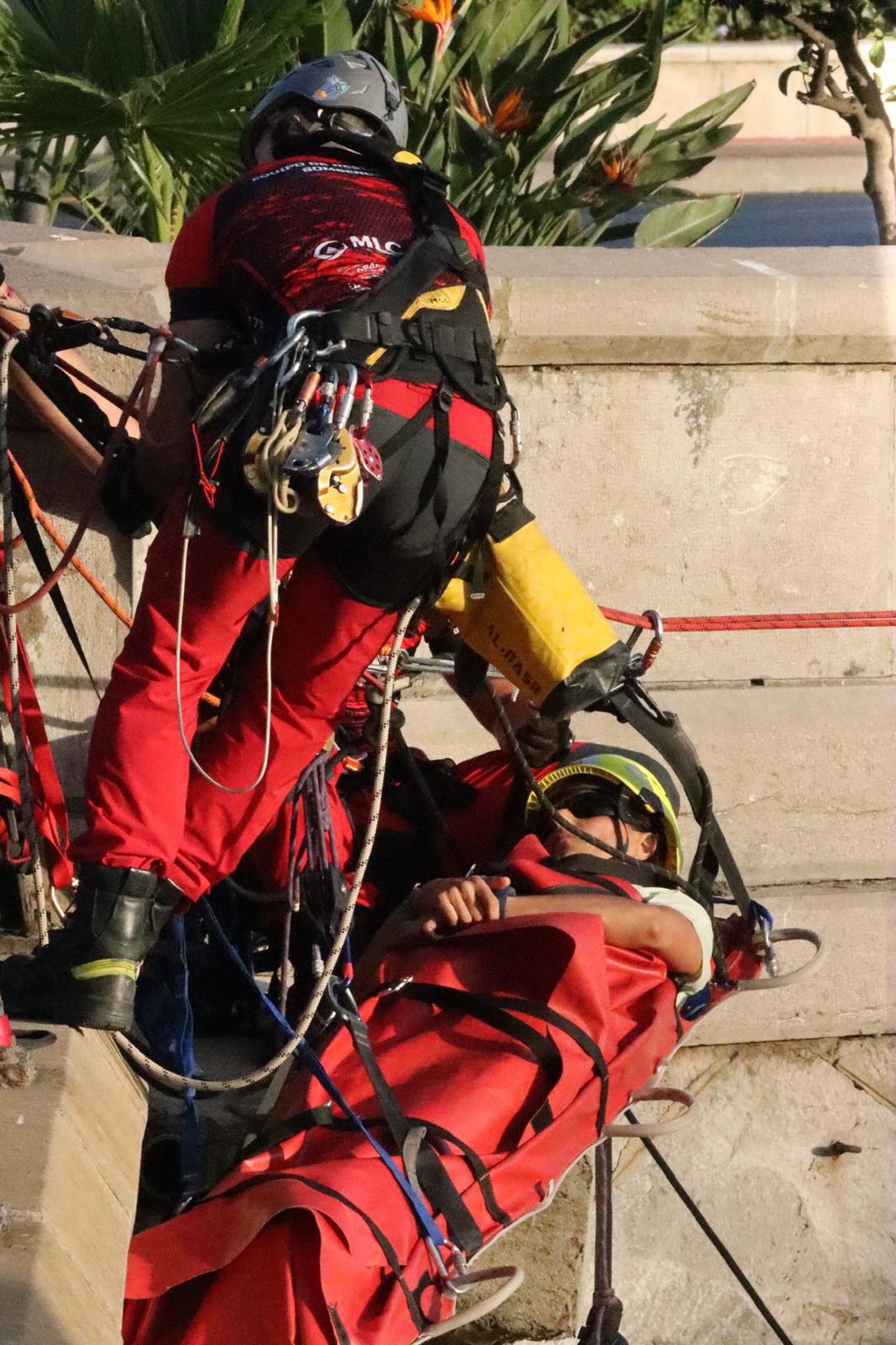 Operaciones de rescate vertical por toda la ciudad
