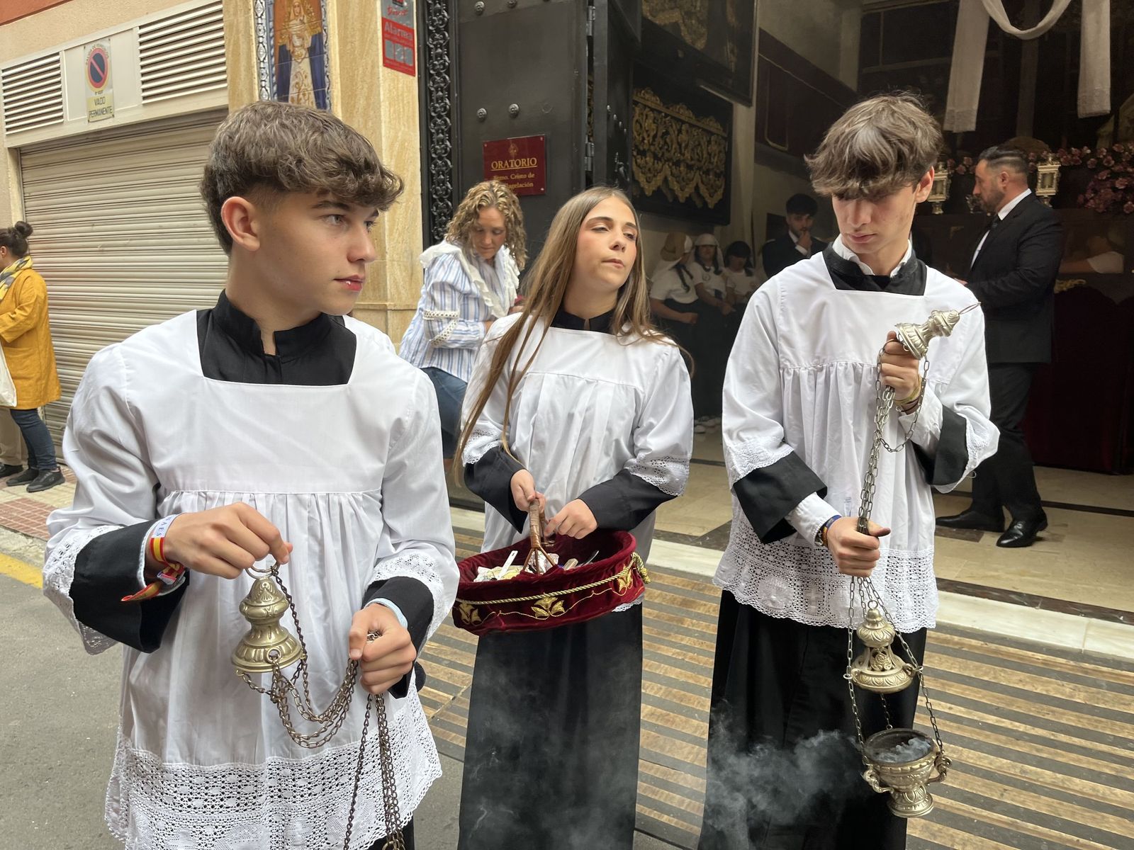 Ceuta acompaña a la Cruz de Mayo de La Flagelación en su primera salida con costaleros