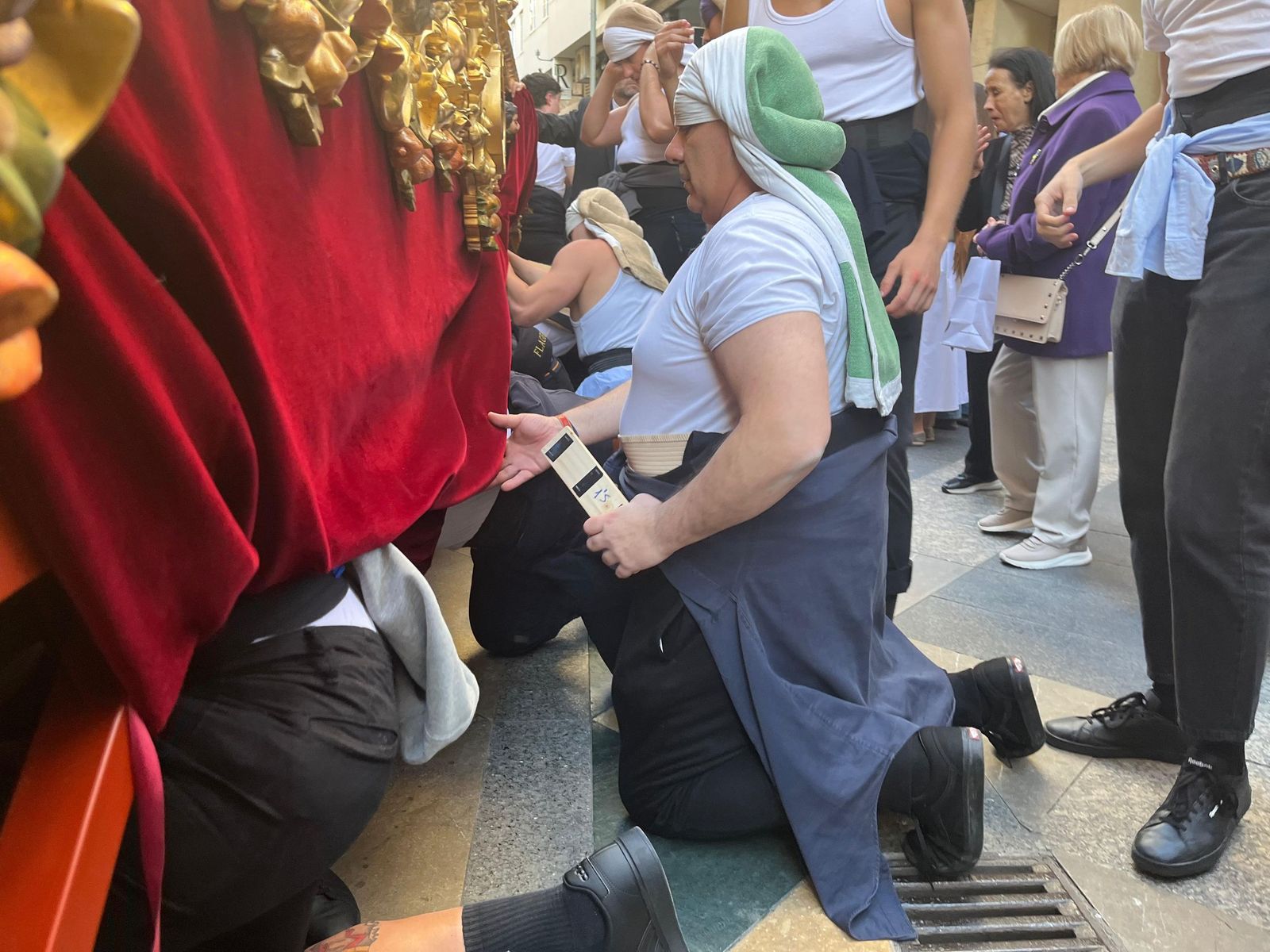 Cuarenta y cinco hombres bajo las trabajaderas y uno "ayudando desde el cielo"