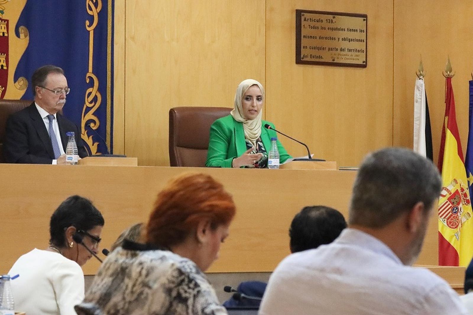 Fatima Hamed pregunta a la consejera de Hacienda sobre el evento 'Ceuta Influye'. / FOTO REDUAN