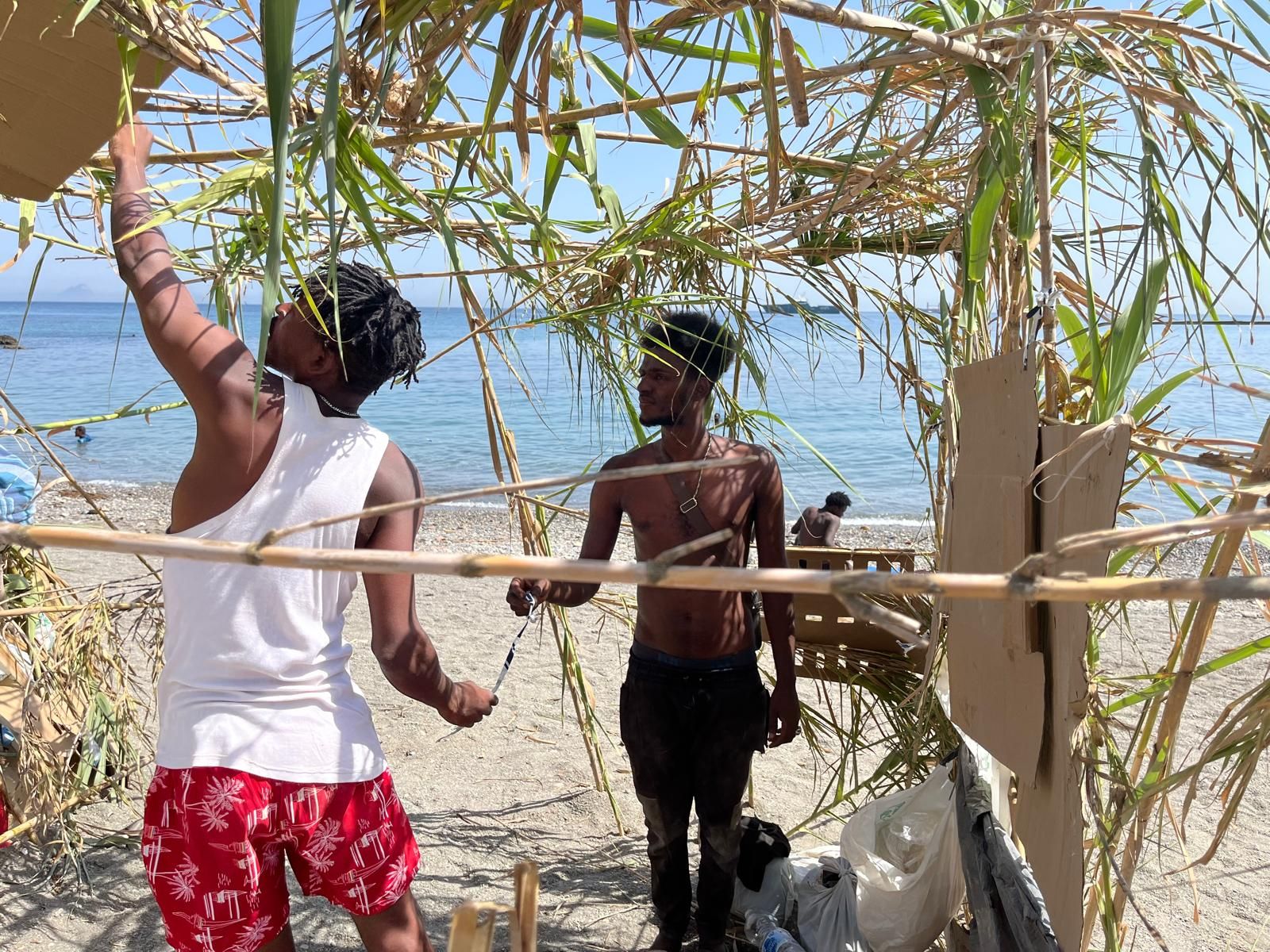 La Playa del Trampolín se llena de chozas como refugio de los migrantes