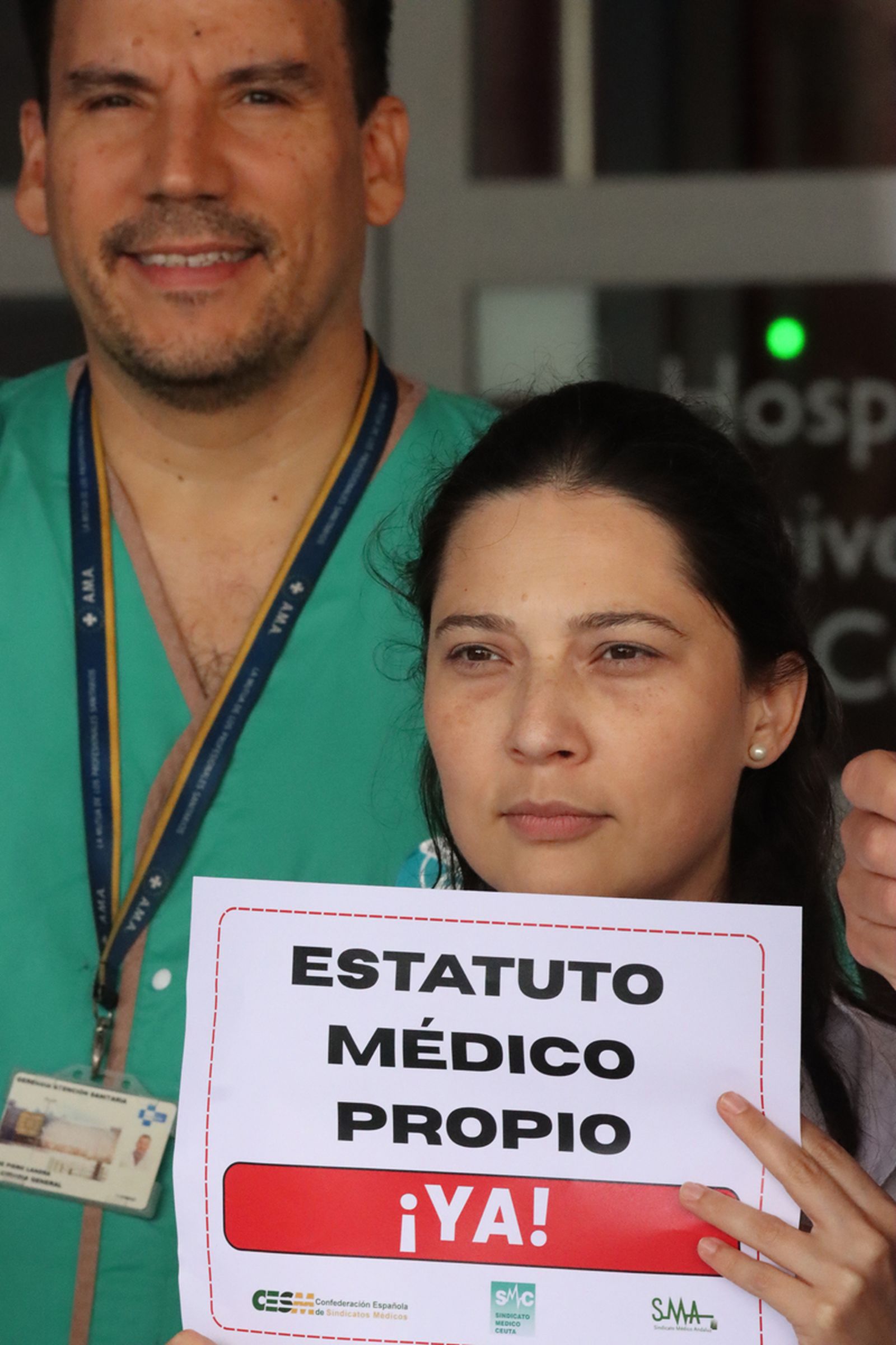Concentración de médicos a las puertas del hospital de Ceuta para exigir un estatuto propio