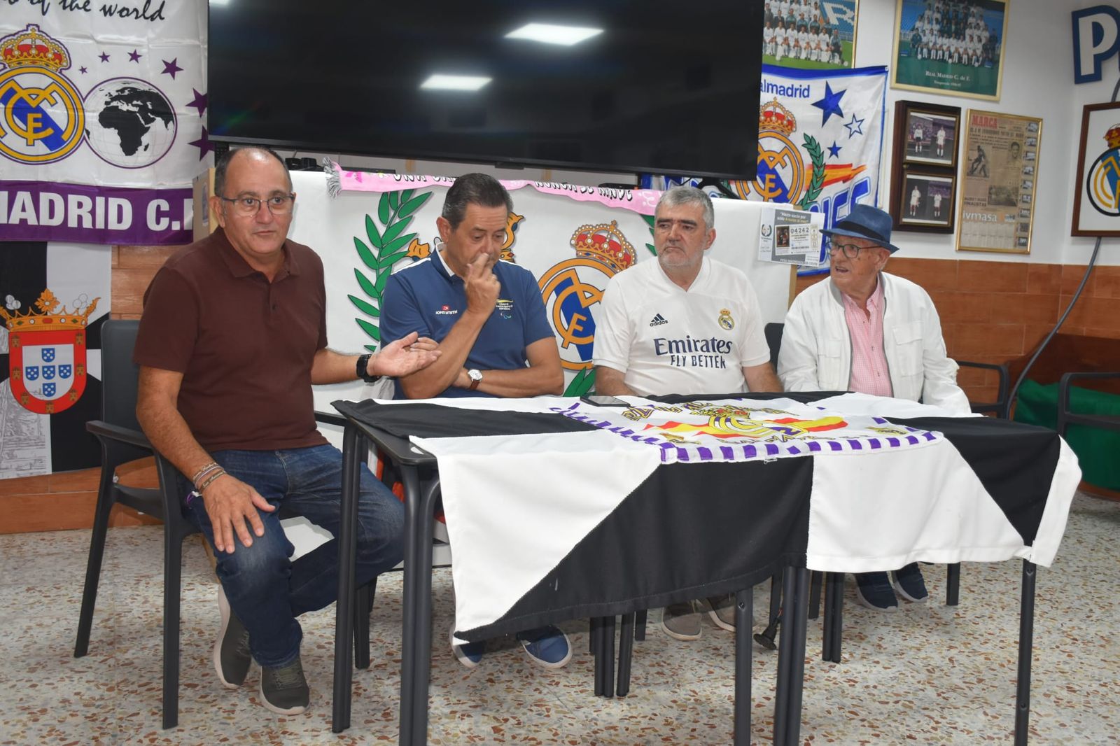 Tomás Roncero visita la Peña Madridista de Ceuta