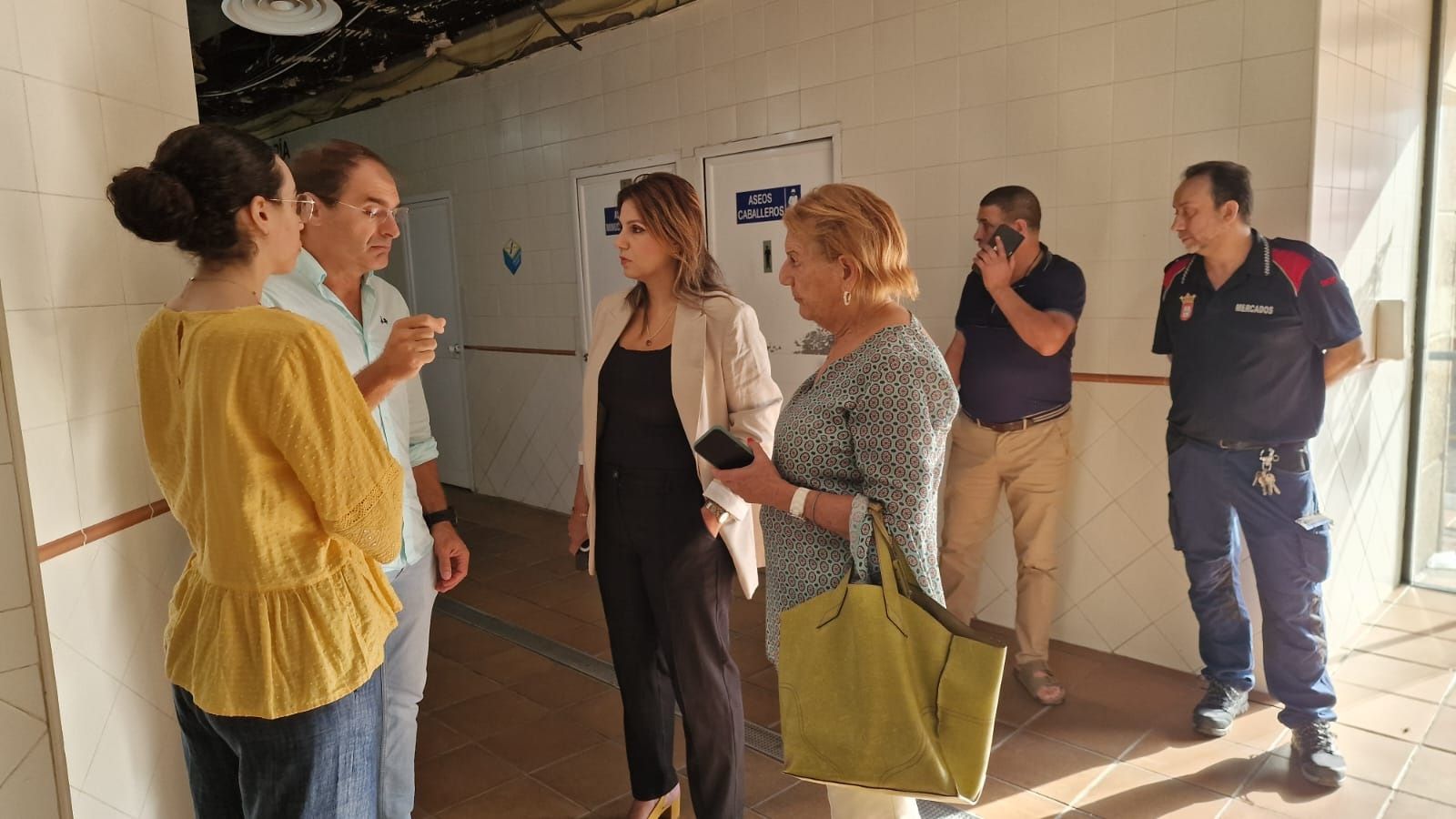 La consejeta de Sanidad, Nabila Benzina, junto a su equipo, visitó el Mercado de Hadú el pasado viernes