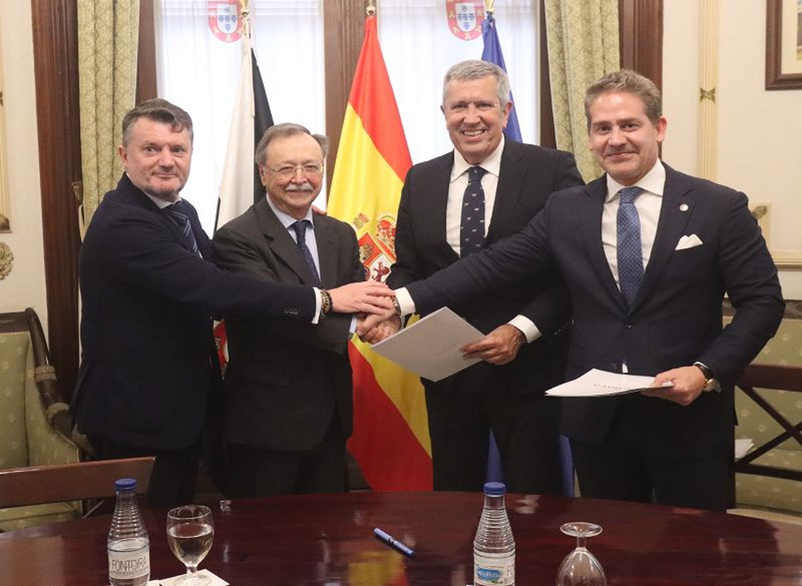 De izrda. a derecha: el presidente de Lenovo Iberia, Alberto Ruano; el presidente de Ceuta, Juan Vivas; el presidente de INCYDE, Javier Collado; y el presidente de la Cámara de Comercio de Ceuta, Karim Bulaix, durante la firma del convenio./ EL PUE