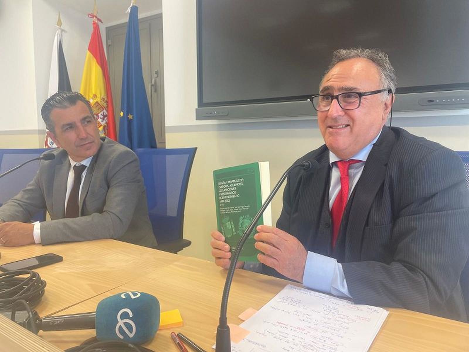 El director de la UNED, Carlos Rontomé (izrda.) y Alejandro del Valle (derecha)./ FOTO REDUAN