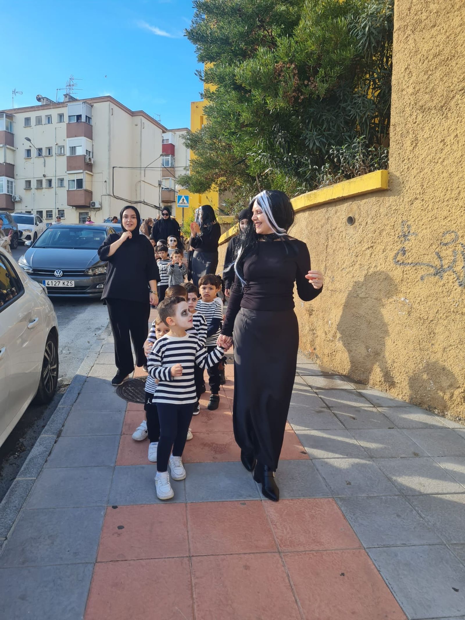 FOTOGALERÍA | El CEIP Rosalía de Castro lleva la magia de Halloween a las calles de la barriada con un pasacalles