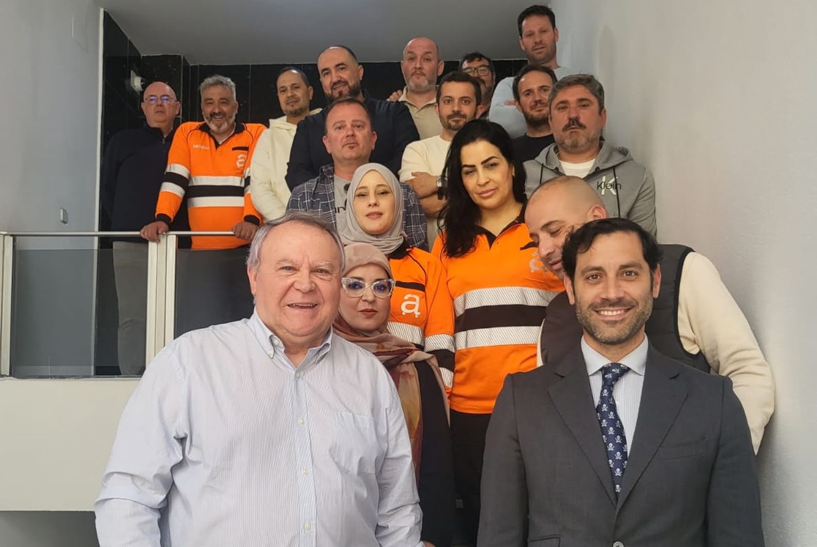 El gerente de Amgevicesa, José Luis Fernández Medina, y el consejero de Transportes, Rafael Peñalver, posan con varios trabajadores de la empresa municipal